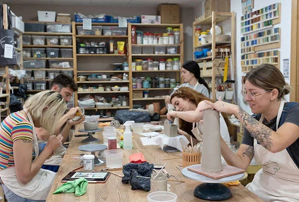 crea tu propia pieza de cerámica hecha a mano con el taller de fin de semana de tonypotter en granada